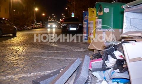 Вандали обръщат кофи за боклук в София - 1