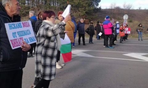 Жители на Омуртаг блокираха пътя София-Варна - 1