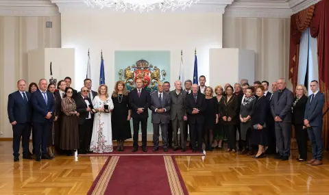 В навечерието на Деня на будителите: Президентът връчи почетен знак на културни дейци - 1