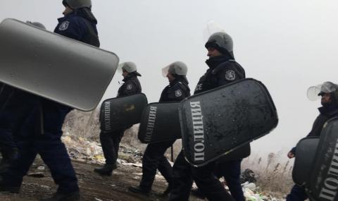 Жандармерия спря протеста срещу циганите във Войводиново - 1