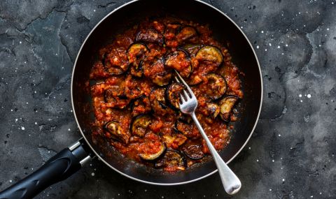 Рецепта на деня: Патладжани с доматен сос и чесън - 1