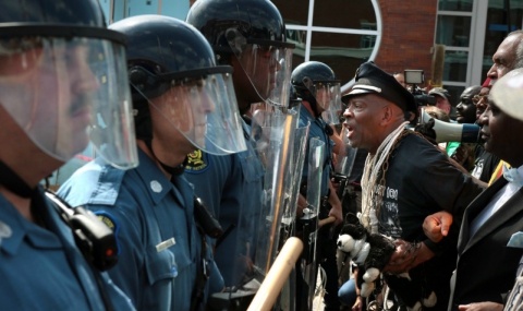 Протестите в Мисури ескалират. Полицията използа сълзотворен газ - 1