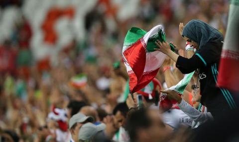Разрешиха на жените в Иран да гледат футбол - 1