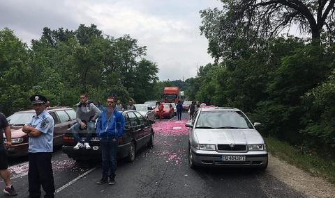 Блокада на пътя Пловдив-Карлово! Розопроизводителите протестират - 1