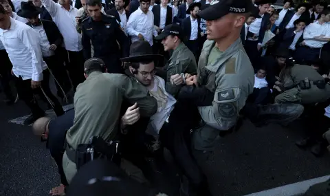 Евреи нападнаха автомобил на израелската армия, превозващ арестувани за дезертьорство - 1