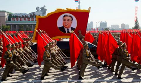 Северна Корея показа мощ с грандиозен парад (ВИДЕО) - 1