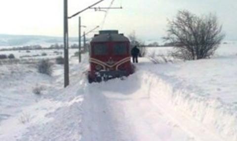 Бързият влак от Русе за Варна закъса в пряспа - 1