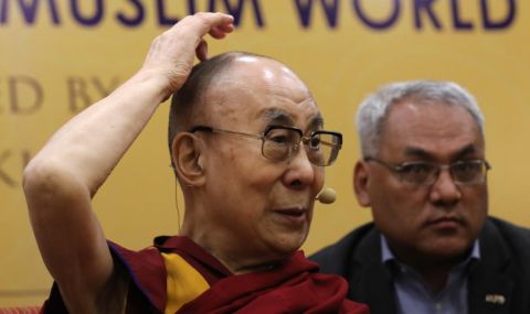 Далай Лама се извини, след като поиска от дете да смуче езика му (ВИДЕО) - 1