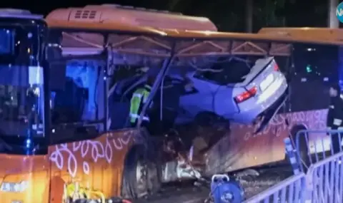 Собственикът на автомобила, врязал се в автобус в София, не познавал шофьора - 1