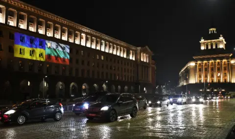 Сградата на Министерския съвет бе осветена в цветовете на украинското и българското знаме - 1