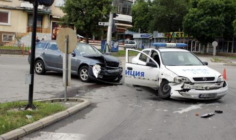 Кола удари патрулка в Шумен. Двама полицаи са ранени - 1
