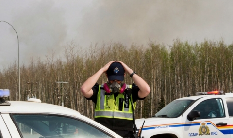 Лъч светлина в борбата с огнената стихия в Канада - 1
