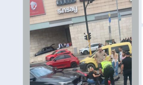 Моторист се удари в кола в София - 1