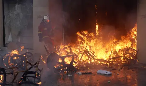 Четирима загинали, включително дете, при пожар в жилищен блок във Франция - 1