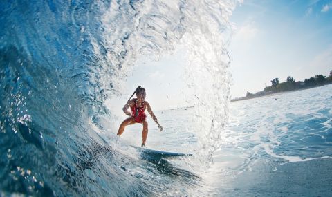 Рекорд: Сърфистка яхна 13-метрова вълна в Хавай (ВИДЕО) - 1