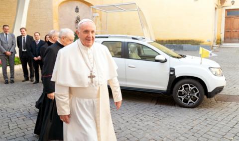 Папата се качва на Dacia Duster - 1