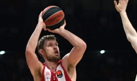 Олимпиакос триумфира над АЕК и се класира за полуфиналите на Купата на Гърция – Везенков пак блести - 1