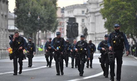 Полицаи бяха намушкани с нож в центъра на Лондон - 1