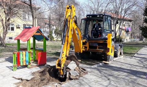 Кмет направи първа копка на детска площадка (СНИМКИ) - 1