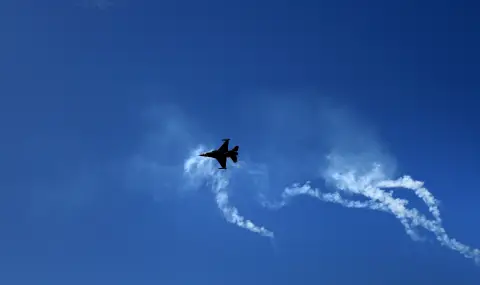 Венецуелски изтребители прелетяха над американски разрушител в Карибите - 1