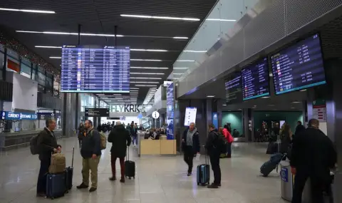 Самолет с туристи излезе от пистата на летището в Краков - 1