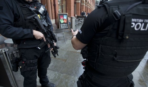 Задържаха петима за тероризъм във Великобритания - 1