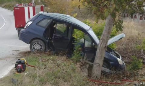 Мъж загина в тежка катастрофа между кола и автобус във Варненско - 1
