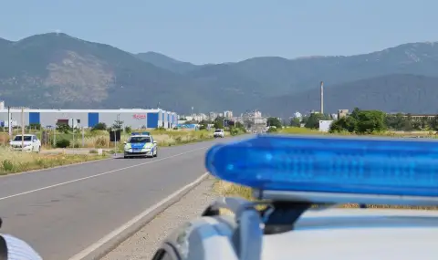 Сигнал до 112: Полицейска кола ми пречи да изпреварвам в лявата лента - 1