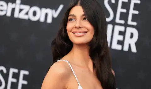 Бившата на Лео ди Каприо, Камила Мороне, извади гърдите си на показ на премиера на втори сезон на „Нощният мениджър“. - 1