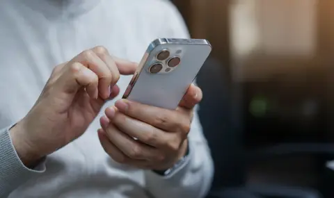 Интернет детективи забелязаха смартфон на картина от 1881 г. - 1