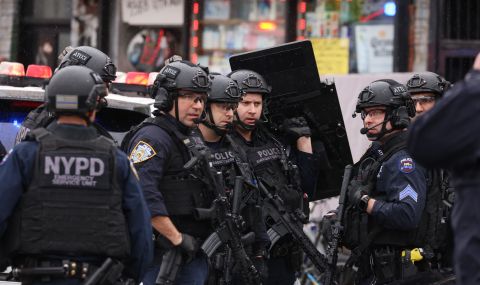 Стрелба в нюйоркското метро: Маскиран пусна димна бомба и започна да стреля - 1