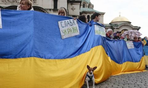 Мирно шествие в подкрепа на Украйна събра хиляди в София - 1