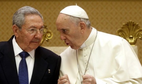 Папа Франциск връща Раул Кастро в църквата - 1