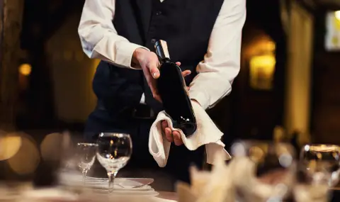 Италиански ресторант подарява бутилка вино, ако не докосвате телефона си - 1