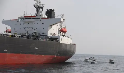 On the verge of another ecological disaster! A tanker from the Russian shadow fleet lost control in the Baltic Sea off t - 1