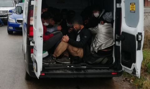 Арестуваха българин, опитал да прекара 13 нелегални мигранти през страната - 1