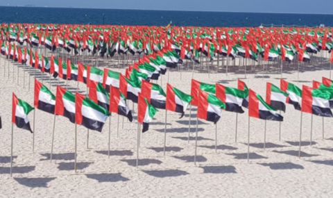 В Дубай украсиха плаж с 4000 знамена - 1