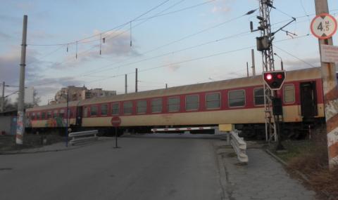 Загинал е шофьорът на колата, ударена от влак край Сливен - 1