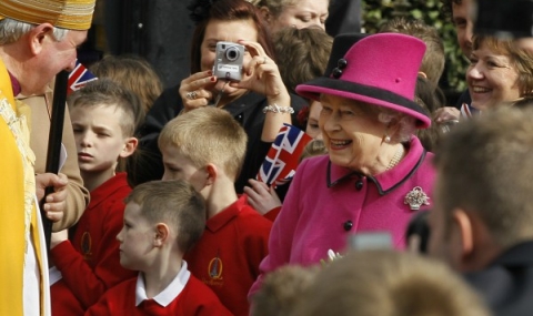 Кралицата дава 30 000 паунда за поддръжка на своя Twitter - 1