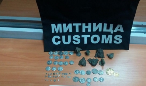 Митничари заловиха контрабандни монети (снимки) - 1