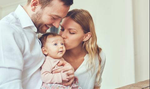 Невролог показа какво става, когато майка целуне бебето си - 1