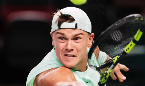 Жегата в Шанхай поваля тенис звездите: Синер рухна, Джокович повръща, Руне алармира - 1