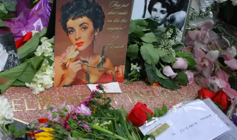 Топ 10 необичайни предмета, с които са погребани знаменитости - 1