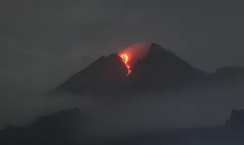 Индонезия обяви най-висока степен на тревога след изригването на вулкан - 1