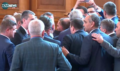 Наказват с "порицание" Митев и Костадинов след мелето в парламента  - 1