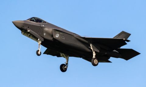 Нoви изтpeбитeли F-35 cтoят "нa тpyпчeтa" в CAЩ - 1