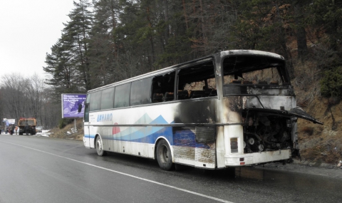 Автобус се е запали в движение край Разлог (Снимки) - 1