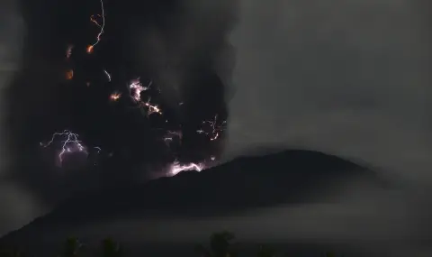 Отново изригна вулканът Ибу в Индонезия - 1