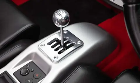 Ferrari намери решение за клиентите, които искат механична трасмисия - 1