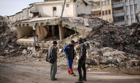 Сгради продължават да се срутват месец след земетресението в Турция (ВИДЕО) - 1